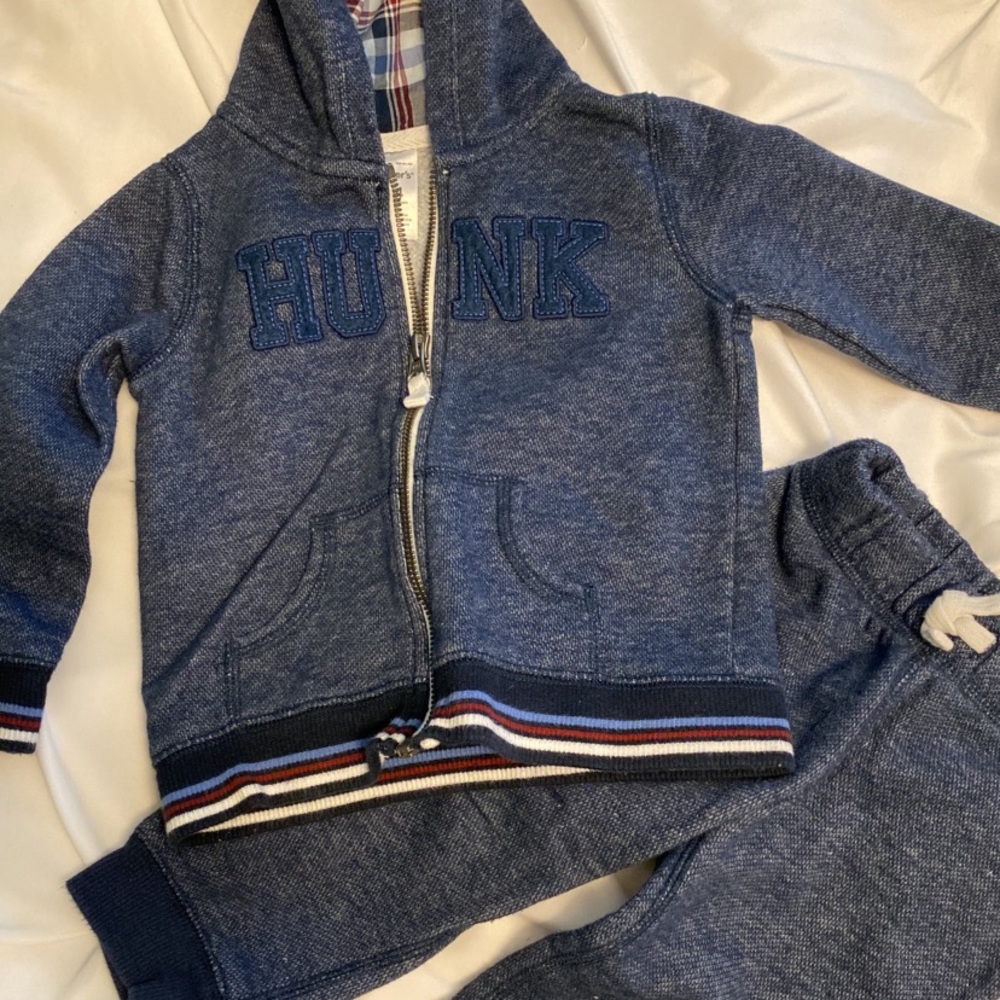 Two piece sweat outfit “hunk” Carter’s